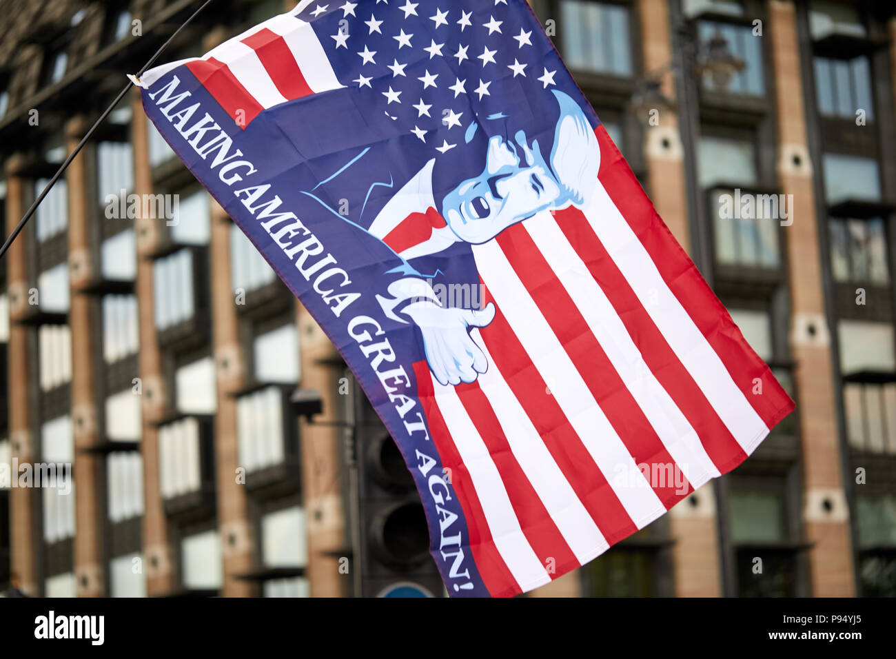 London, Regno Unito - 14 Luglio 2018: "valorizzare l'America grande nuovamente" Vola di fronte Portcullis House, Westminster durante un Pro-Donald Trump rally e marzo. Foto Stock