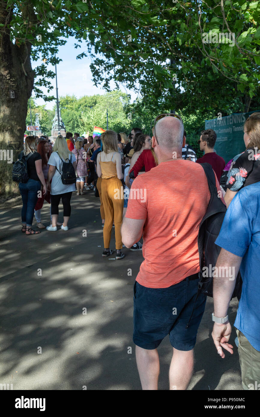 Glasgow, Regno Unito. Il 14 luglio 2018. Ore dopo Glasgow Gay Pride ha aperto le sue porte molti possessori di biglietti non sono ancora in grado di immettere il luogo. Molti biglietto prepagato i titolari sono indignato come l'evento vende fuori e sono costrette a coda con i non possessori di biglietto nella speranza che essi possano ottenere in. Molti visitatori arrabbiato per la manifestazione di quest'anno hanno preso a Twitter sfiatando la loro frustrazione per le code. © Garry Cornes / Alamy Live News Foto Stock