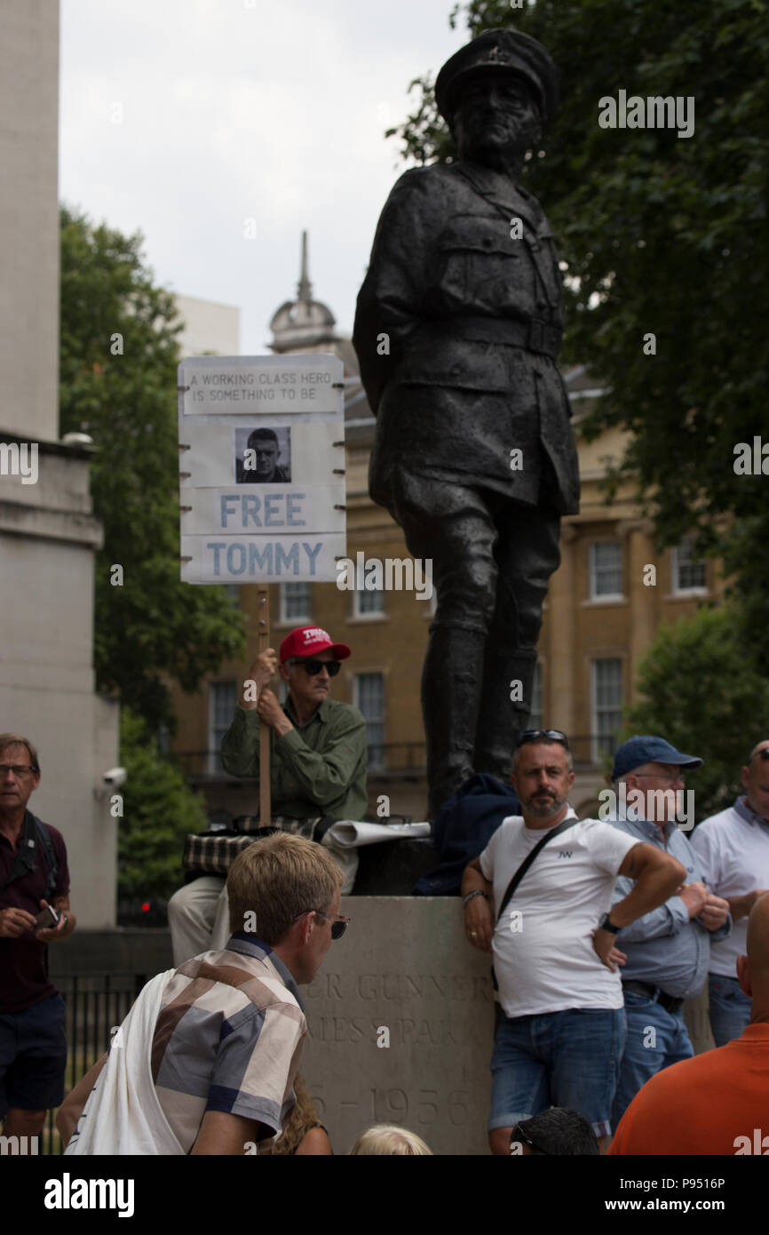 Londra, Regno Unito. Il 14 luglio 2018. I manifestanti che si batte per il rilascio di incarcerato Tommy Robinson, co fondatore ed ex leader della difesa inglese League Foto Stock