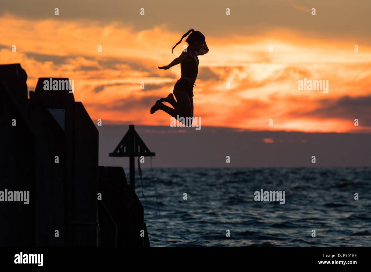 Aberystwyth Wales UK, sabato 14 luglio 2018 UK Meteo:una fine gloriosa di ancora un altro giorno di ininterrotta sole estivo in Aberystwyth sulla costa occidentale del Galles. Il lungo periodo di caldo e insolitamente secco meteo continua, con temperature sempre salendo ad oltre 30ºC in parti del Regno Unito questo weekend Photo credit: Keith Morris / Foto Stock