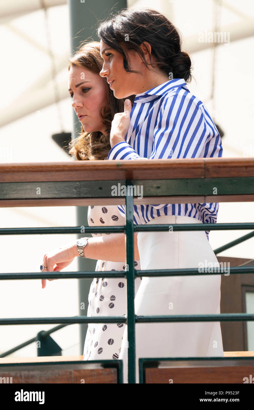 WIMBLEDON - 14 Luglio: Kate, duchessa di Cambridge e Meghan, duchessa di Sussex, visitare Wimbledon tennis oggi, 14 luglio, 2018 per guardare la donna della finale vinta dalla Kerber. È stata la loro prima uscita da solista insieme. Foto: © 2018 David Levenson Foto Stock