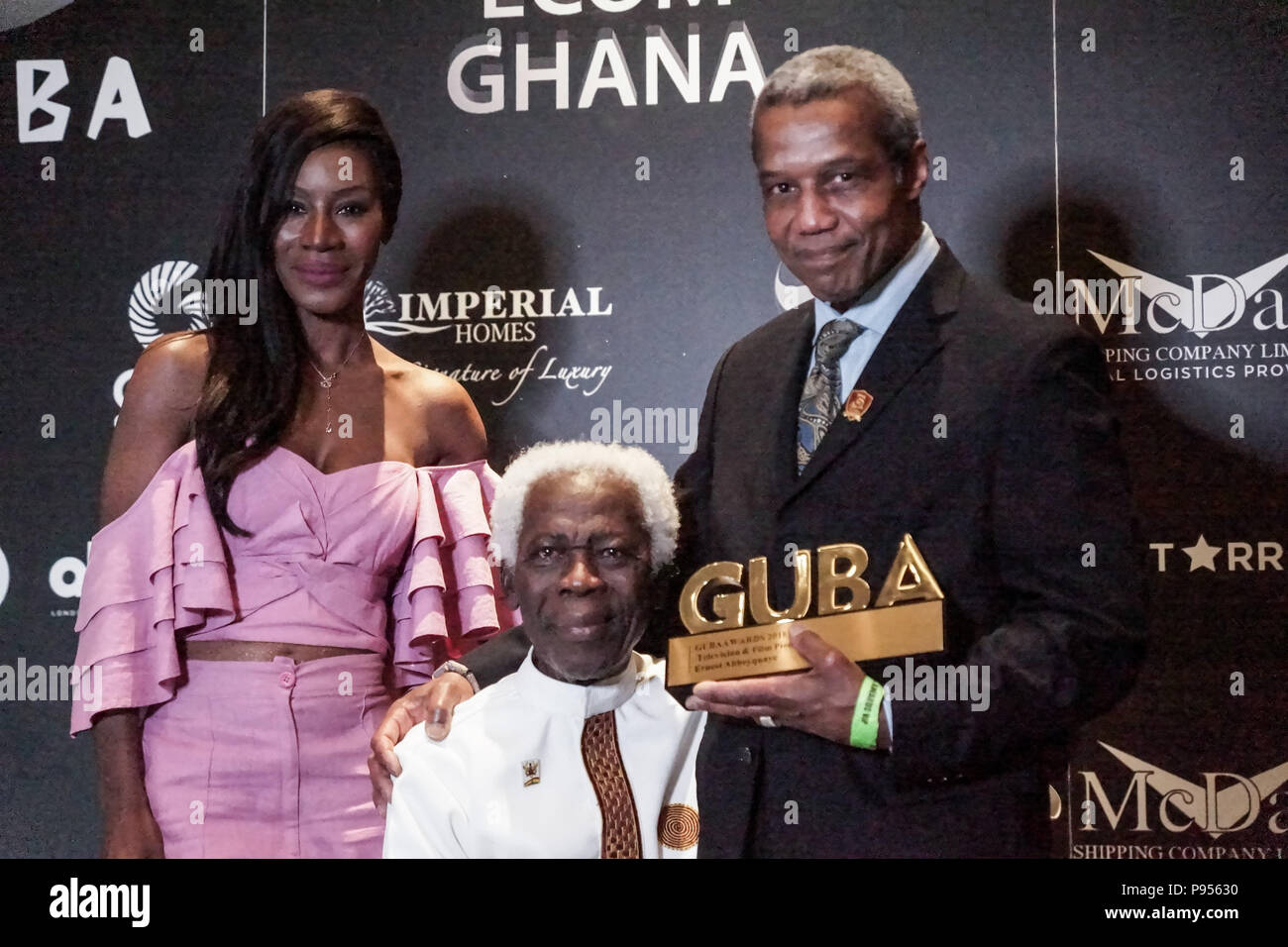 Il 14 luglio 2018. Londra, Inghilterra. L a R. Amma Asante, seduto Ernest Abbequaye, veterano attore e regista, attore Hugh Quarshie. Stormzy tra i vincitori del premio a GUBA Awards di Londra. GUBA (Ghana REGNO UNITO basato Awards) ha avuto luogo presso l'O2 Hotel Intercontinental di North Greenwich, Londra. Ex Presidente del Ghana, John Jerry Rawlings, ha parlato e ha premiato tra gli altri luminari compresi film del regista Amma Asante Pedersen, Hugh Quarshie, George Boateng, Nana Abu Anamoah, Joshua Buatsi. © Peter Hogan/Alamy Live News Foto Stock