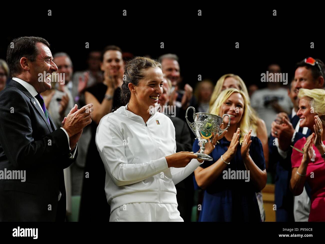 Londra, Gran Bretagna. 14 Luglio, 2018. Iga Swiatek (C) della Polonia mostra il suo trofeo dei campioni della ragazza single a campionati di Wimbledon 2018 a Londra, Gran Bretagna, il 14 luglio 2018. Credito: Guo Qiuda/Xinhua/Alamy Live News Foto Stock