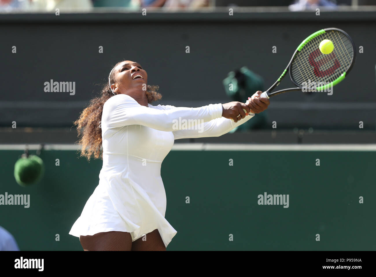 Londra, Regno Unito. Il 14 luglio 2018. Serena Williams in azione. Le onorevoli colleghe finale tra Angelique Kerber e Serena Williams. Onorevoli Finals, Giorno 12 Wimbledon Tennis ai campionati di Wimbledon, Londra, il 14 luglio 2018. Credito: Paolo Marriott/Alamy Live News Foto Stock