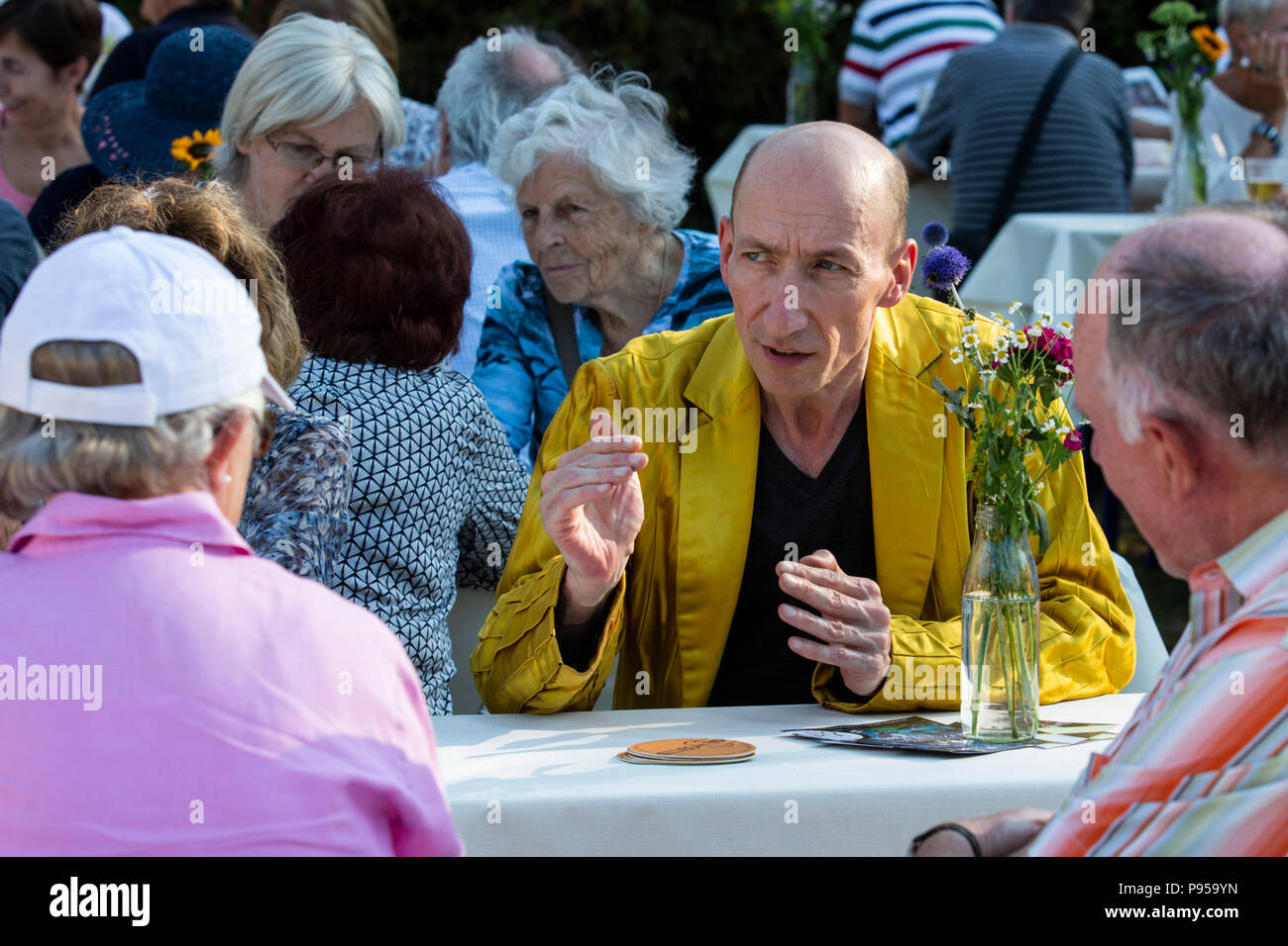 Mülheim/Ruhr, Germania. 14. Luglio 2018. Gli attori della Volxbühne, Ensemble di generazioni al Theater an der Ruhr, interagire con il pubblico durante le prestazioni del loro gioco "Interventionen', parte dell'Open Air Festival Weiße Nächte (bianco notti) a Raffelbergpark. Foto: Bettina Strenske/Alamy Live News Foto Stock