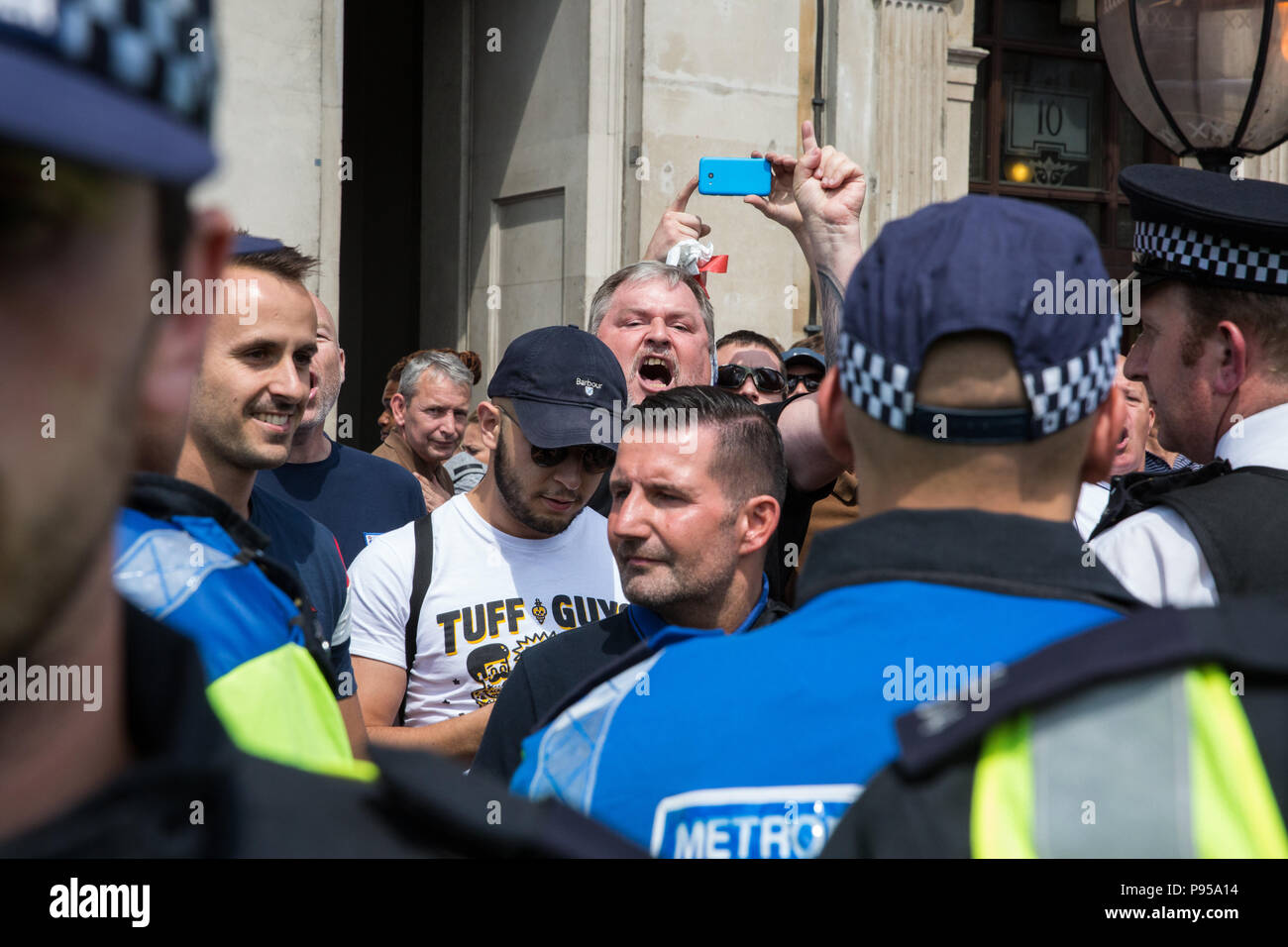 Londra, Regno Unito. 14 Luglio, 2018. I sostenitori di Tommy Robinson, l ex leader della difesa inglese League che era incarcerato nel maggio successivo un disprezzo di corte, confrontarsi con anti-fascisti marciando attraverso Londra per opporsi alla "libera Tommy' e 'Welcome Trump' marche. Credito: Mark Kerrison/Alamy Live News Foto Stock