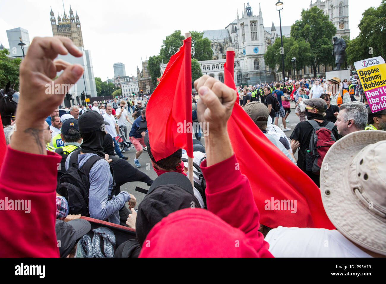 Londra, Regno Unito. 14 Luglio, 2018. I sostenitori di Tommy Robinson, l ex leader della difesa inglese League che era incarcerato nel maggio successivo un disprezzo di corte, attacco anti-fascisti marciando attraverso Londra per opporsi alla "libera Tommy' e 'Welcome Trump' marche. Credito: Mark Kerrison/Alamy Live News Foto Stock