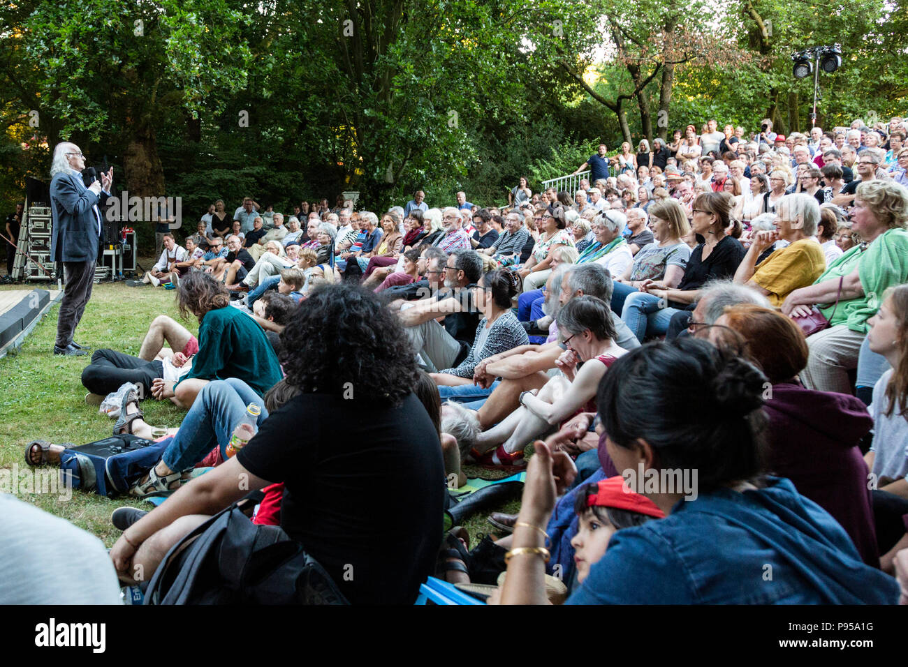 A Mülheim an der Ruhr, Germania. 14. Luglio 2018. Attore e regista teatrale Roberto Ciulli a parlare al pubblico prima che le prestazioni di Verrückt (Crazy) di Eduardo de Filippo, Theater an der Ruhr, Notti Bianche (Weiße Nächte) Festival Open-Air in Raffelbergpark. Foto: Bettina Strenske/Alamy Live News Foto Stock