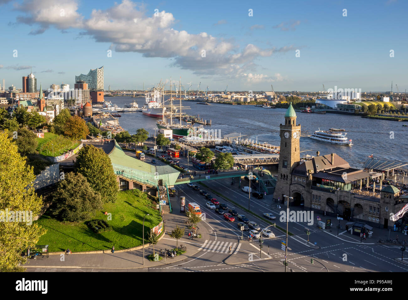 Amburgo, Germania - St Pauli Landungsbruecken e Elbphilharmonie Foto Stock