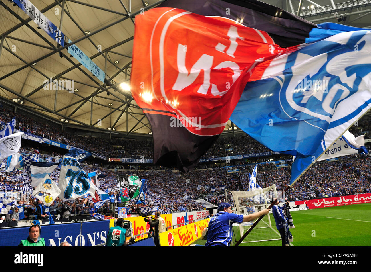 In Germania, in Renania settentrionale-Vestfalia - i tifosi di calcio di FC Schalke 04 nella Veltins Arena Foto Stock