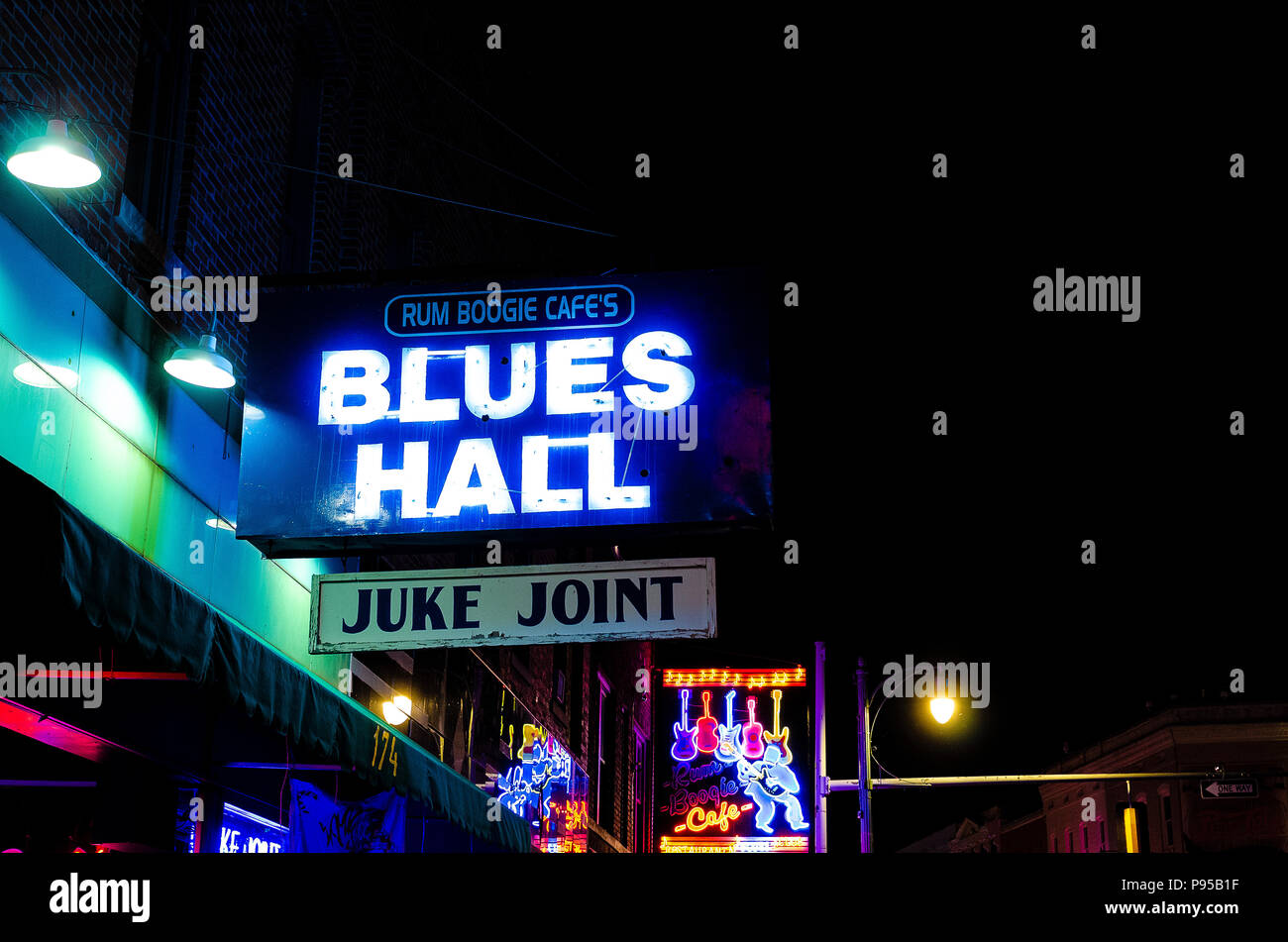 Blues Hall juke joint insegna al neon di notte Foto Stock