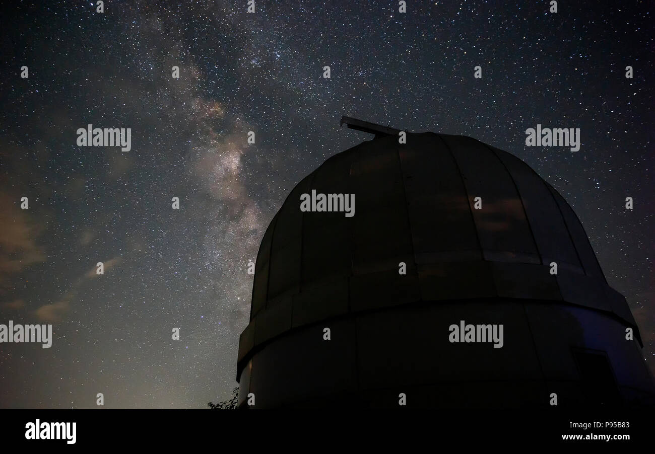 Cupola di un piccolo cannocchiale in un osservatorio contro la via lattea Foto Stock