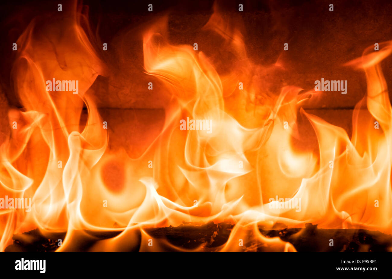 Rilassante nel fuoco di un Camino con focolare chiuso Foto Stock