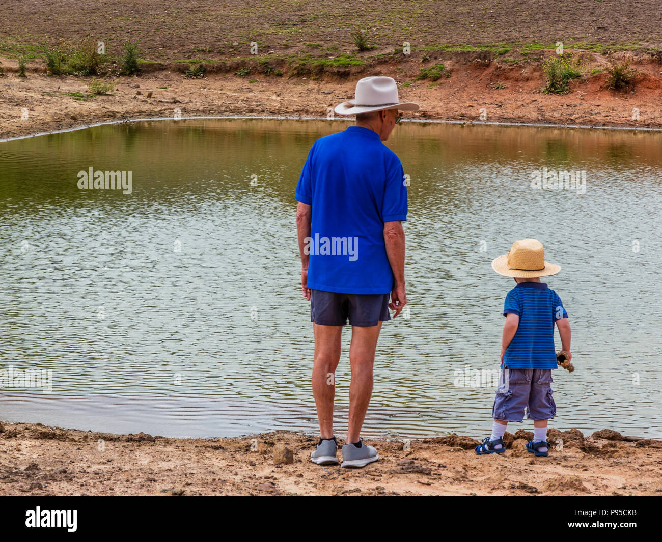 Piccolo Ragazzo e suo nonno, in piedi accanto ad una diga in alto la Hunter Valley, NSW, Australila. Foto Stock