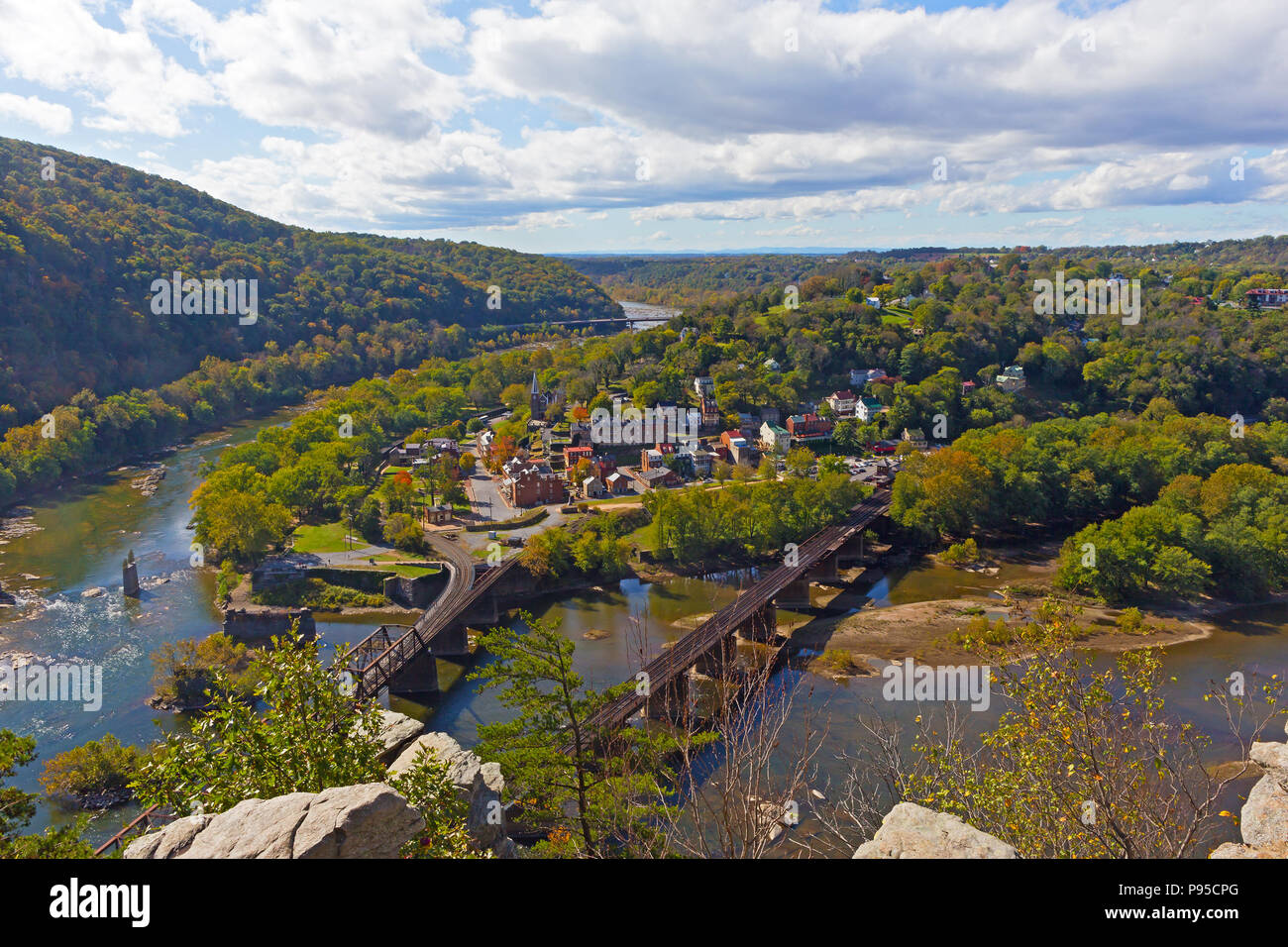 Potomac e fiumi di Shenandoah incontrarsi al harpers Ferry città storica e park, West Virginia, USA. In autunno il paesaggio con le foreste, montagne un Foto Stock