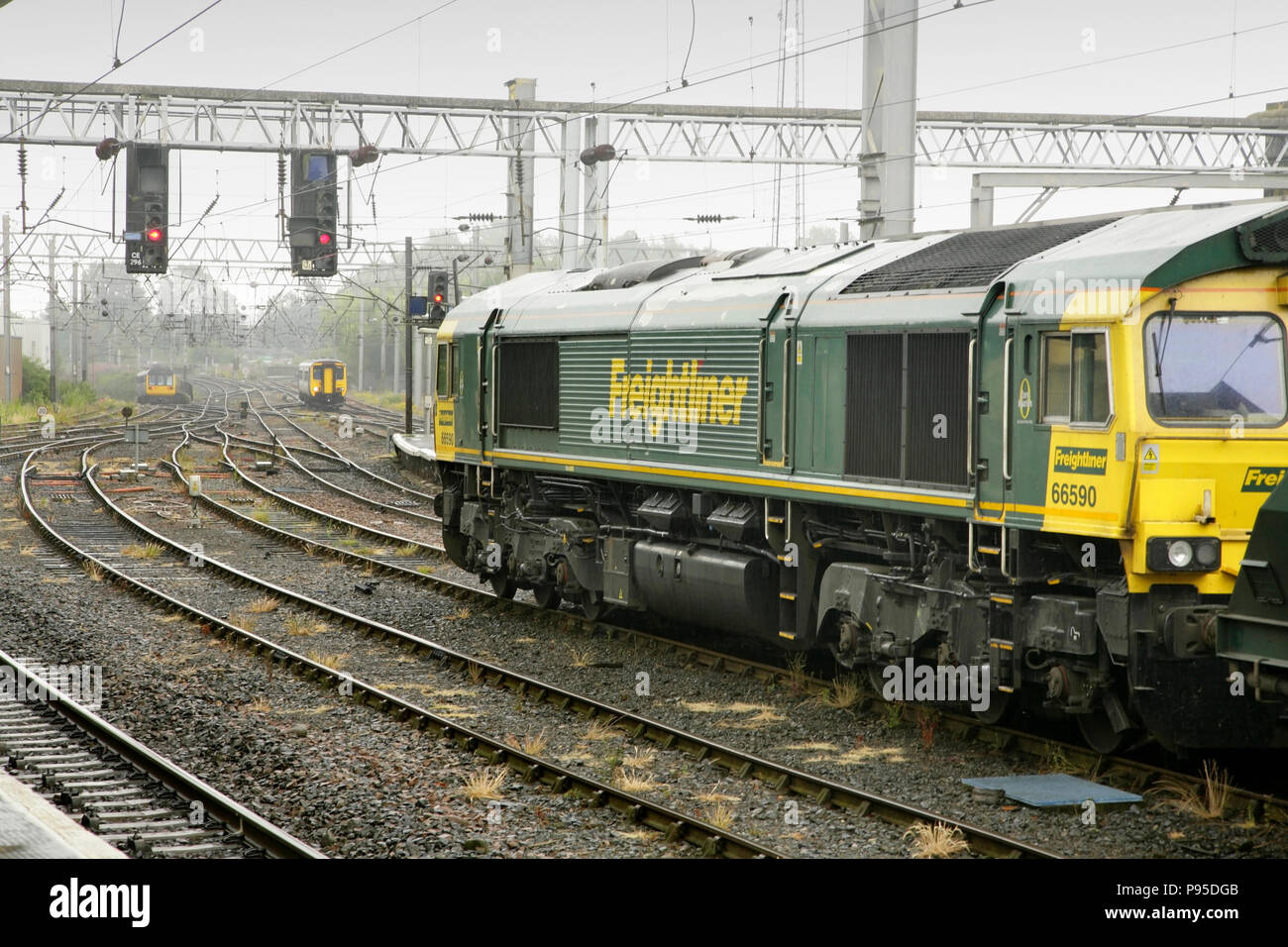 Freightliner classe 66 locomotiva diesel 66590 Attesa al segnale rosso alla stazione di Carlisle, Regno Unito. Foto Stock