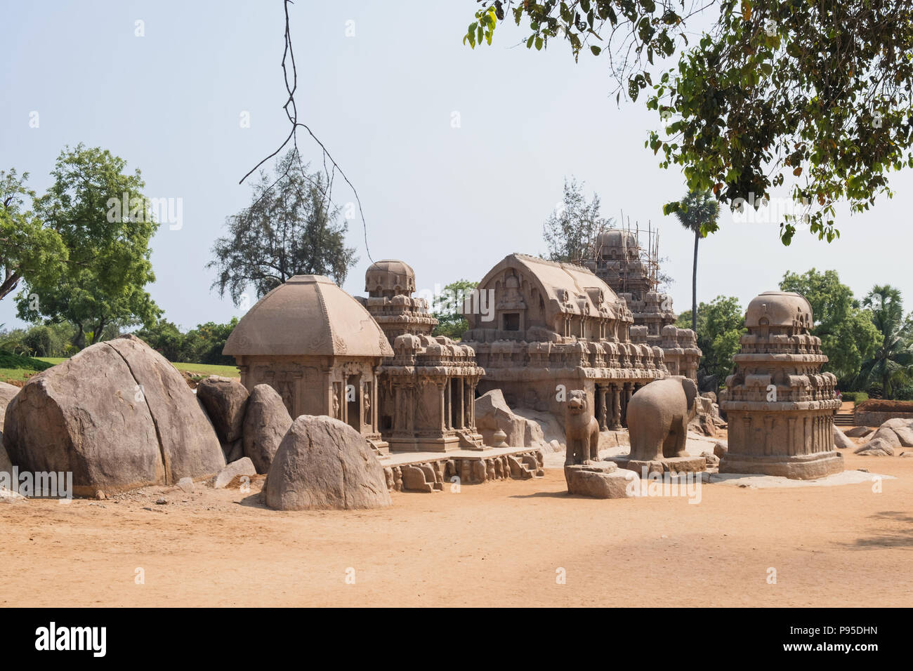 I cinque Rathas, o carri per gli dèi, a Mamallapuram in Tamil Nadu, scolpiti da singoli blocchi di granito Foto Stock