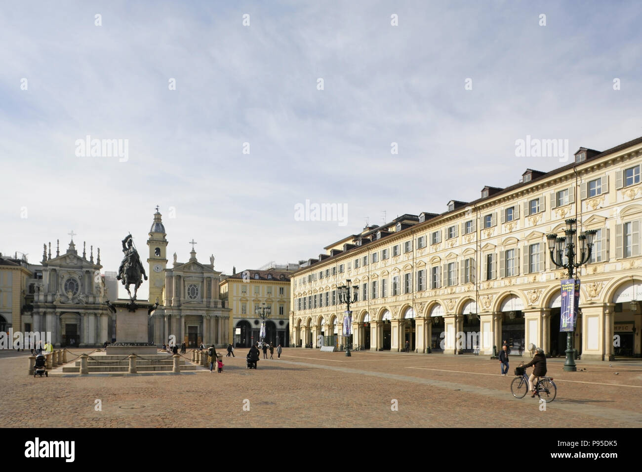 Piazza San Carlo, Torino, Itay con la Chiesa di San Carlo Borromeo e il monumento a Emanuele Filiberto in background. Foto Stock