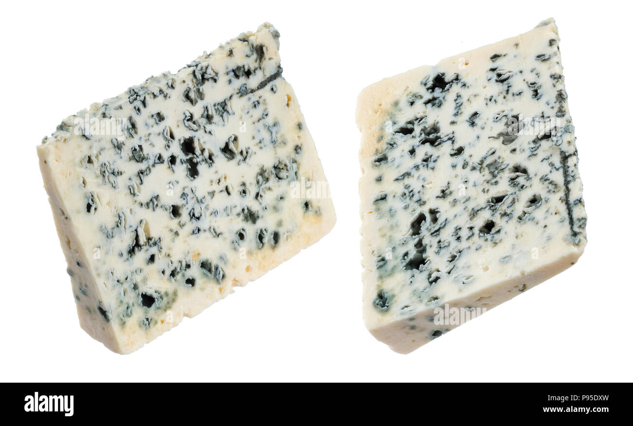 Danese formaggio blu triangolo isolato su sfondo bianco con tracciato di ritaglio Foto Stock
