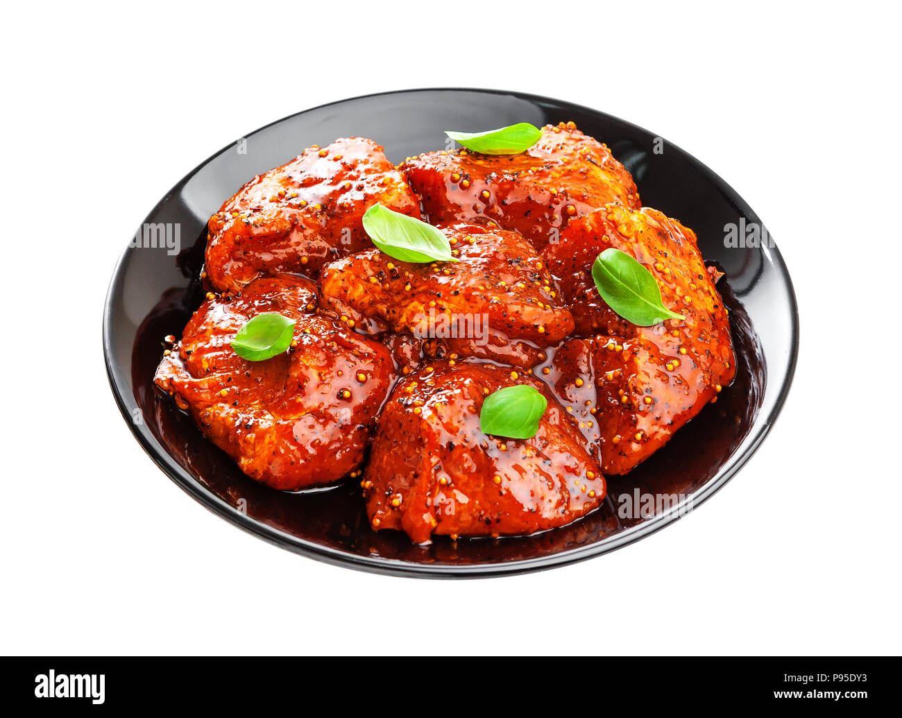 Non cotti shish kebab sulla piastra. Materie marinato barbecue isolati su sfondo bianco Foto Stock