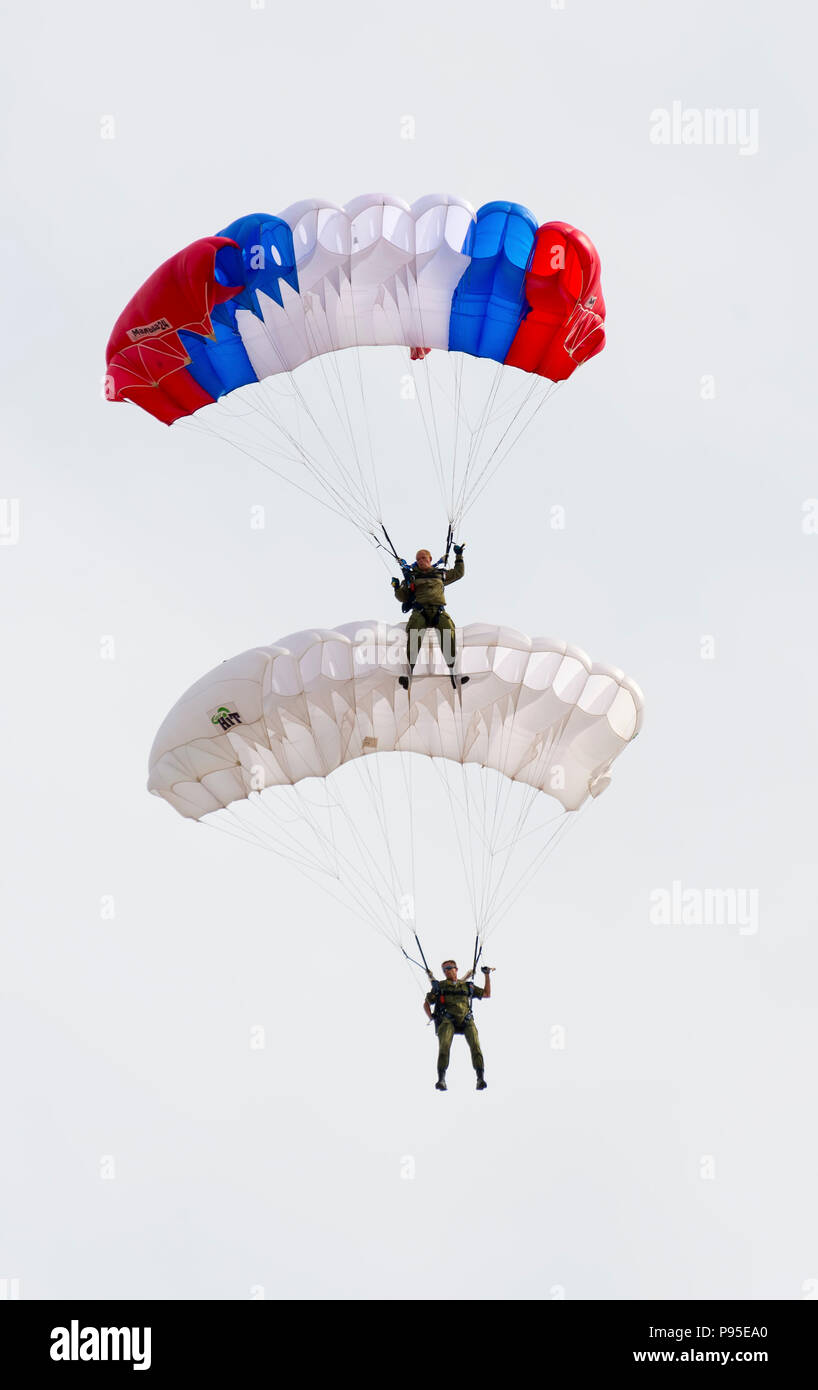 ALABINO, Regione di Mosca, Russia - 29 luglio 2017: il russo paracadutisti visualizza skill di sbarco durante la festa dell'aria russa assalto delle truppe Foto Stock