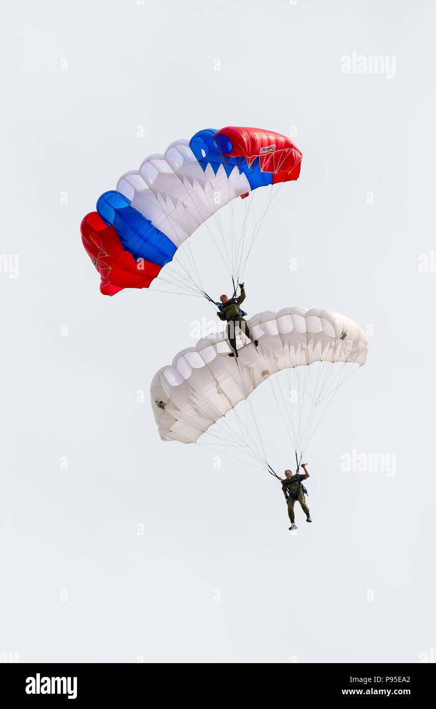 ALABINO, Regione di Mosca, Russia - 29 luglio 2017: il russo paracadutisti visualizza skill di sbarco durante la festa dell'aria russa assalto delle truppe Foto Stock