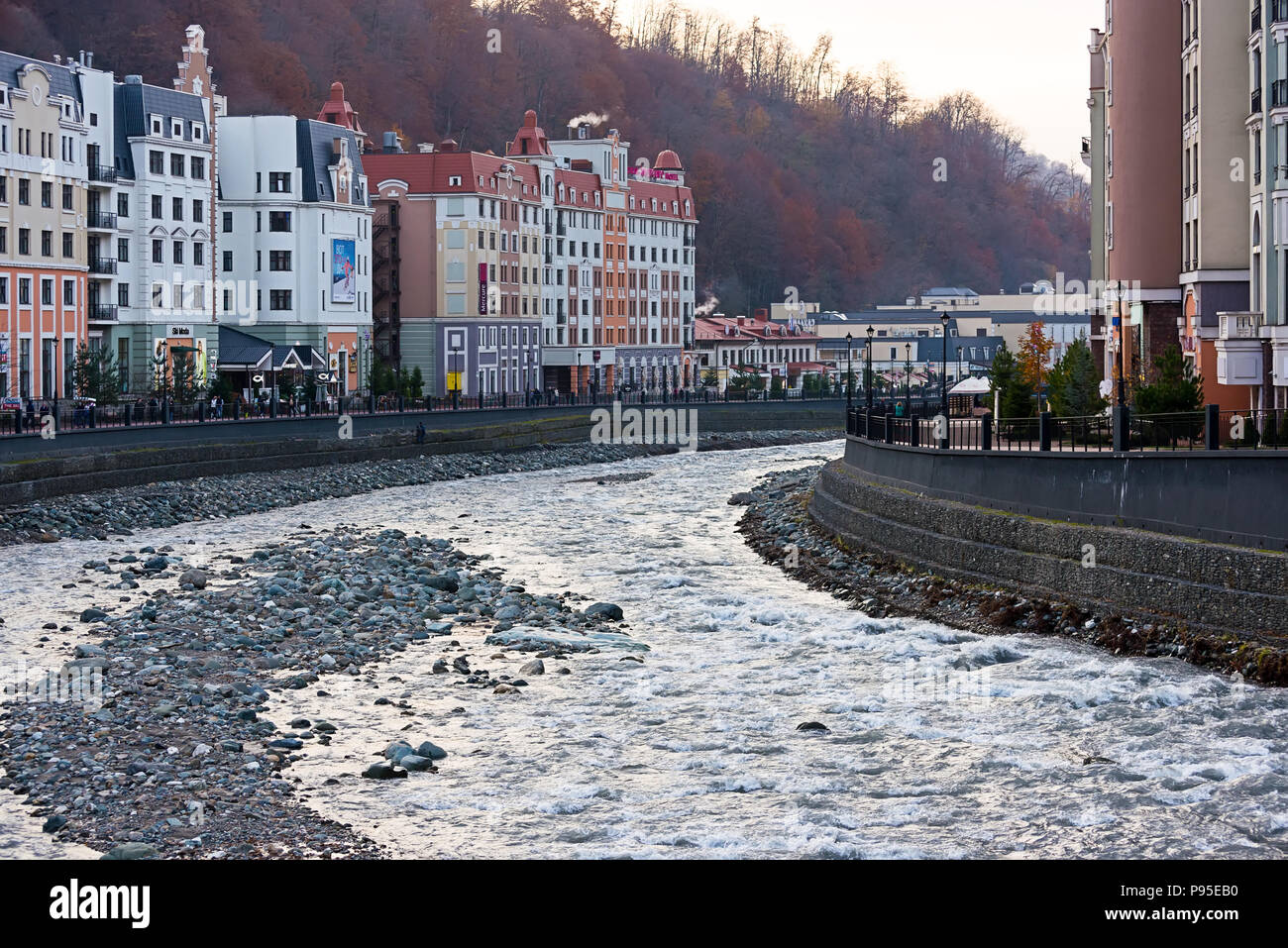 SOCHI, Russia - 16 novembre 2017: Baywalk vicino a Rosa Khutor. Villaggio Olimpico Roza Khutor Foto Stock