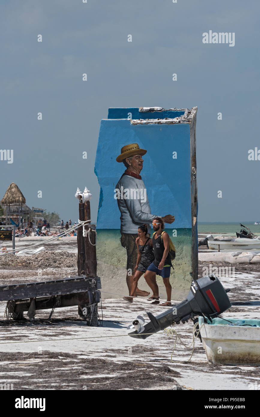 I turisti di fronte ad una rovina in spiaggia tropicale dell'isola di Holbox, Quintana Roo, Messico. Foto Stock