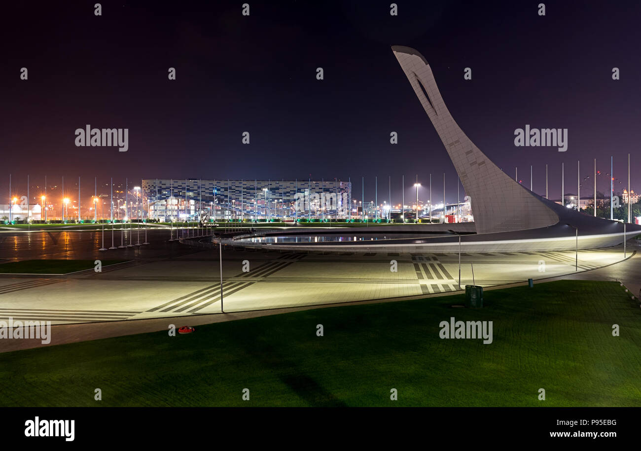 RUSSIA, SOCHI - Novembre 16, 2017: Sochi park. Fontane cantanti nel Parco Olimpico. Fiamma olimpica Foto Stock