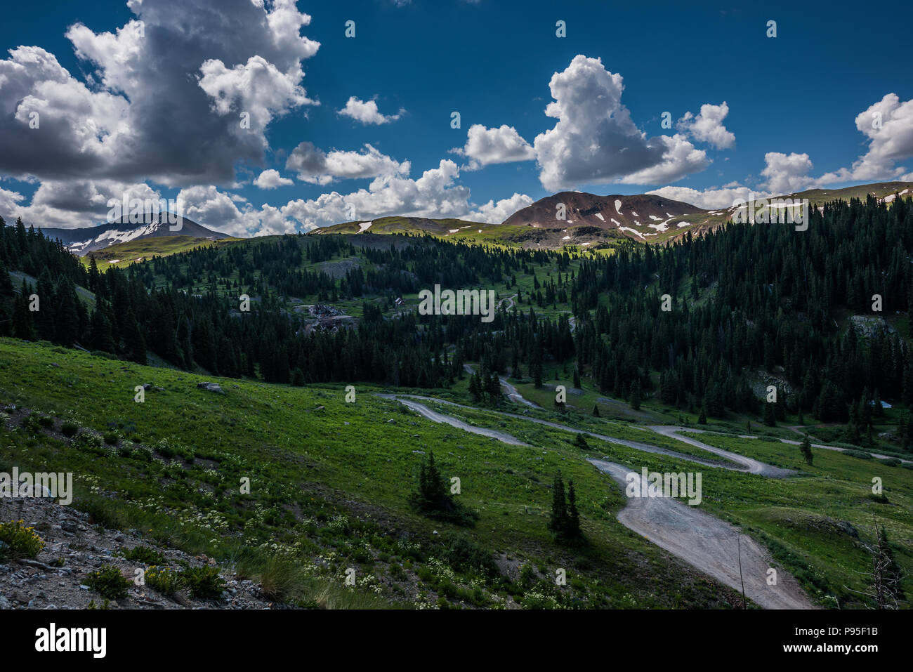 Loop Alpine Colorado guardando in giù la strada Foto Stock
