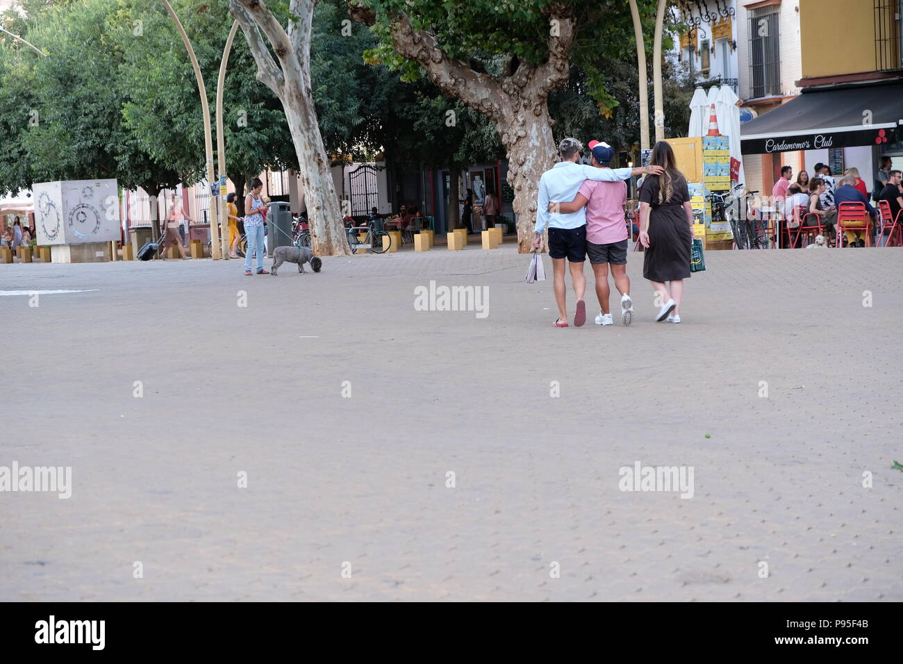 Paio di camminare sulla strada a braccetto Foto Stock