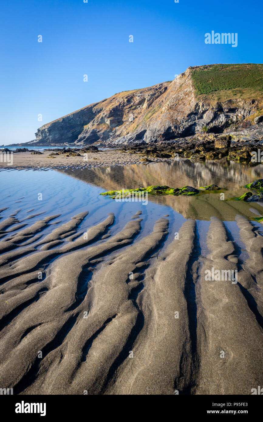 Tregardock spiaggia mare ondulazioni di sabbia durante la bassa marea estate 2018, appartata spiaggia fuori dai sentieri battuti, North Cornwall, Cornwall, Regno Unito Foto Stock