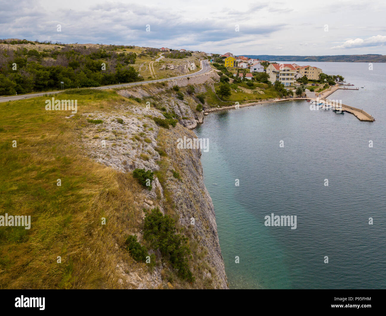 Vista aerea dell'isola di Pag, Croazia, le strade croate e la fascia costiera, le case e gli edifici della cittadina di Rtina. Scogliera affacciato sul mare Foto Stock