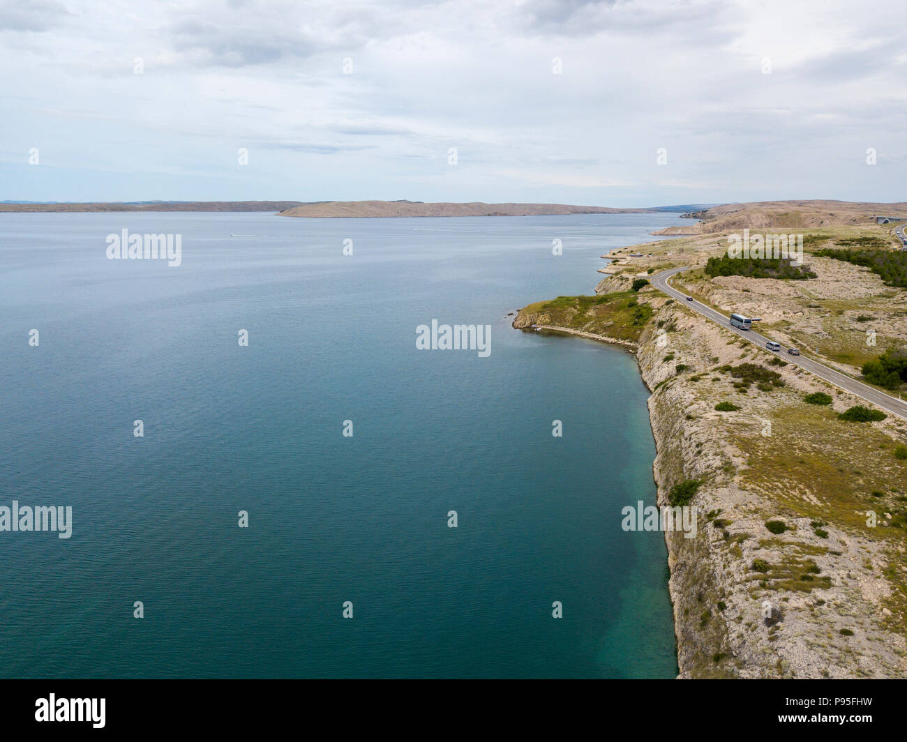 Vista aerea della costa della Croazia, strade tortuose e insenature con il mare limpido e cristallino. Costa dell'isola di Pag Foto Stock