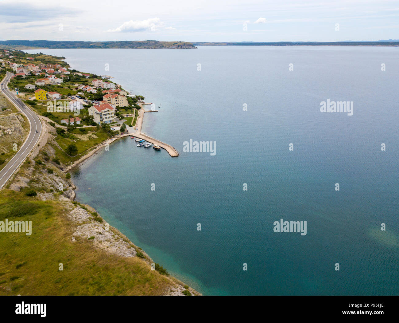 Vista aerea dell'isola di Pag, Croazia, le strade croate e la fascia costiera, le case e gli edifici della cittadina di Rtina. Scogliera affacciato sul mare Foto Stock
