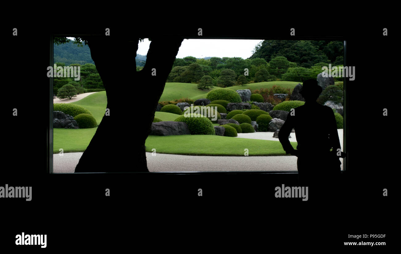 Progettato dal celebre giardiniere Kinsaku Nakane, Adachi Museum's garden è concepito come un dipinto o una vita scorrere per essere visualizzati attraverso solo windows. Foto Stock