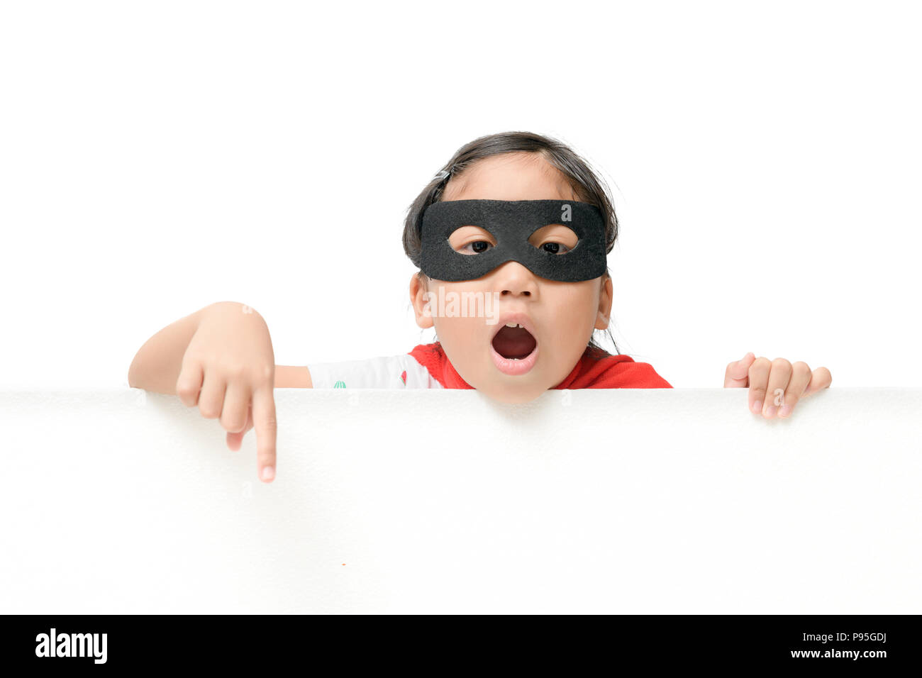 Il supereroe ragazza puntando sul banner bianco bordo isolato su sfondo bianco con copia spazio per il testo di input Foto Stock