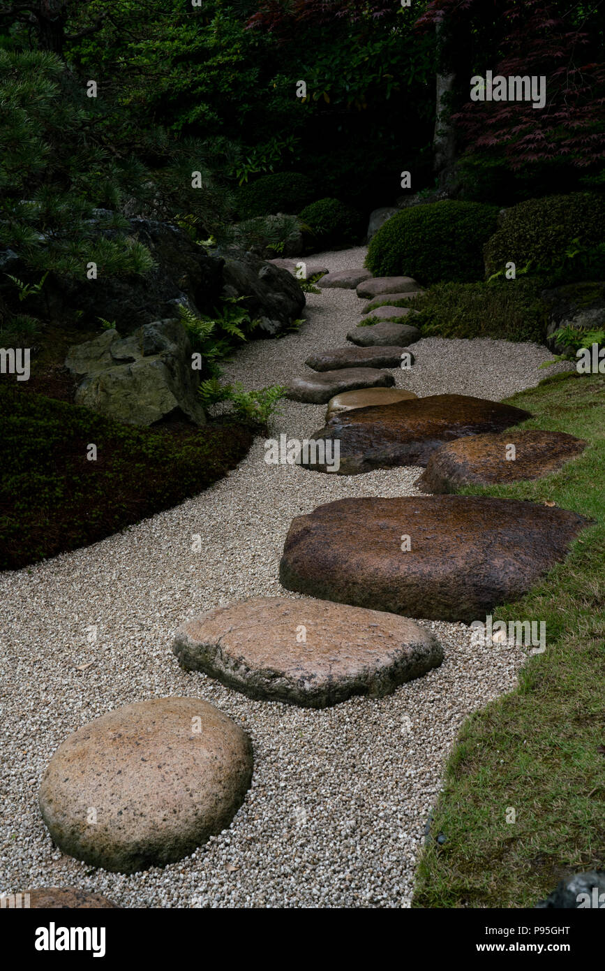 Progettato dal celebre giardiniere Kinsaku Nakane, Adachi Museum's garden è concepito come un dipinto o una vita scorrere per essere visualizzati attraverso solo windows. Foto Stock