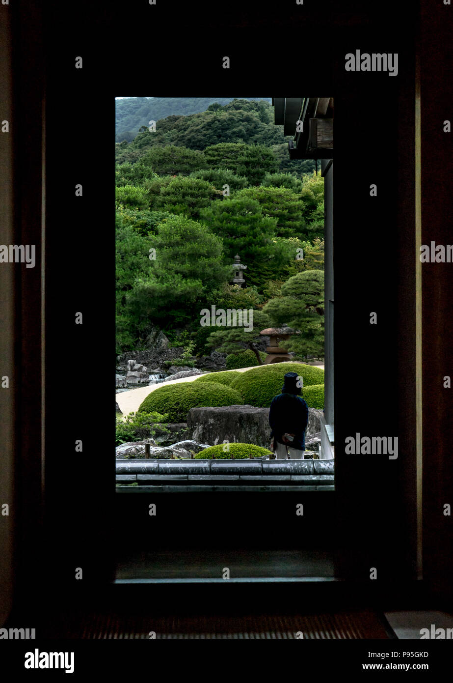 Progettato dal celebre giardiniere Kinsaku Nakane, Adachi Museum's garden è concepito come un dipinto o una vita scorrere per essere visualizzati attraverso solo windows. Foto Stock