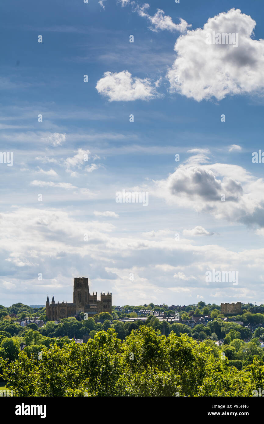 La Cattedrale di Durham ritratto stagliano contro sky Foto Stock