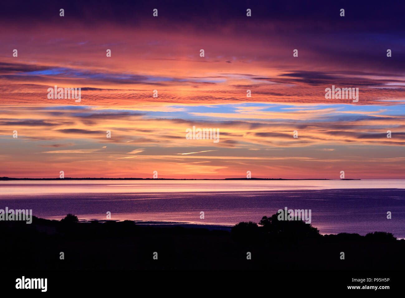 Estate tramonto sulla baia di Tralee e le Maharees lungo la selvaggia Atlantic modo visto dal Camp sulla penisola di Dingle nella Contea di Kerry, Irlanda Foto Stock