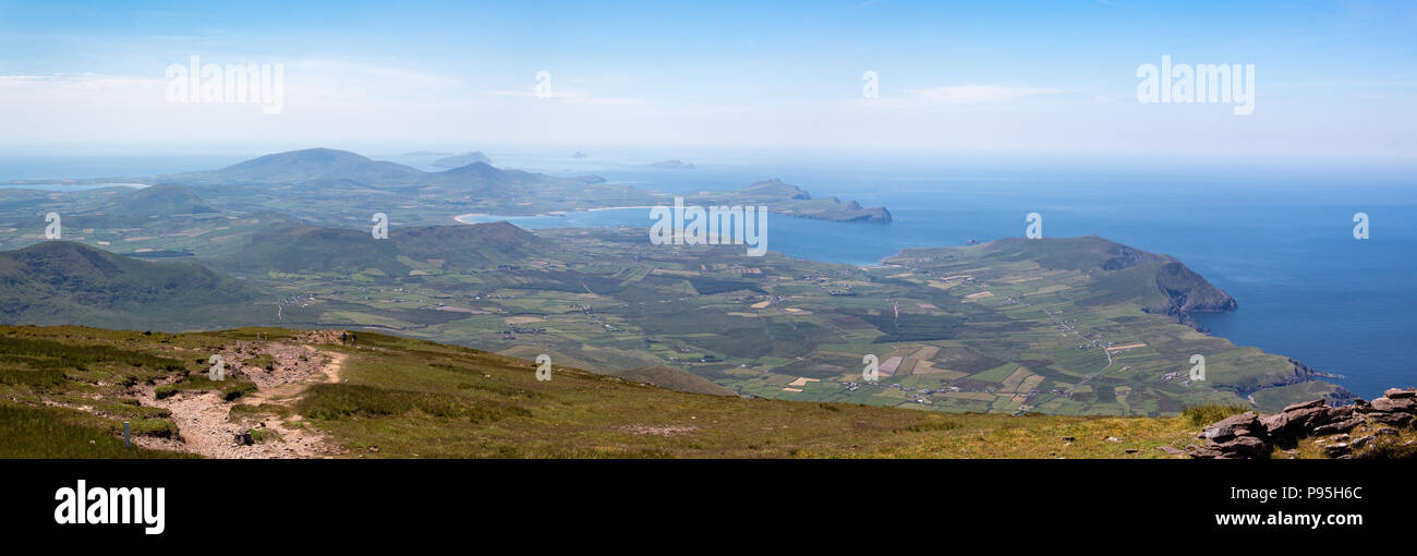Wild Atlantic modo - guardando ad ovest sulla penisola di Dingle da Mount Brandon verso Smerwick Harbour e le isole Blasket nella Contea di Kerry, Irlanda Foto Stock