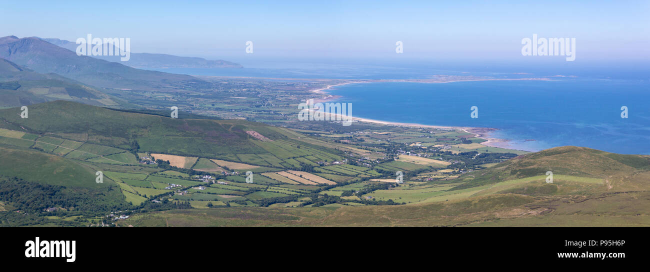 Vista estiva della Wild Atlantic modo guardando ad ovest lungo la penisola di Dingle verso Tralee Bay e il Maharees nella Contea di Kerry, Irlanda Foto Stock
