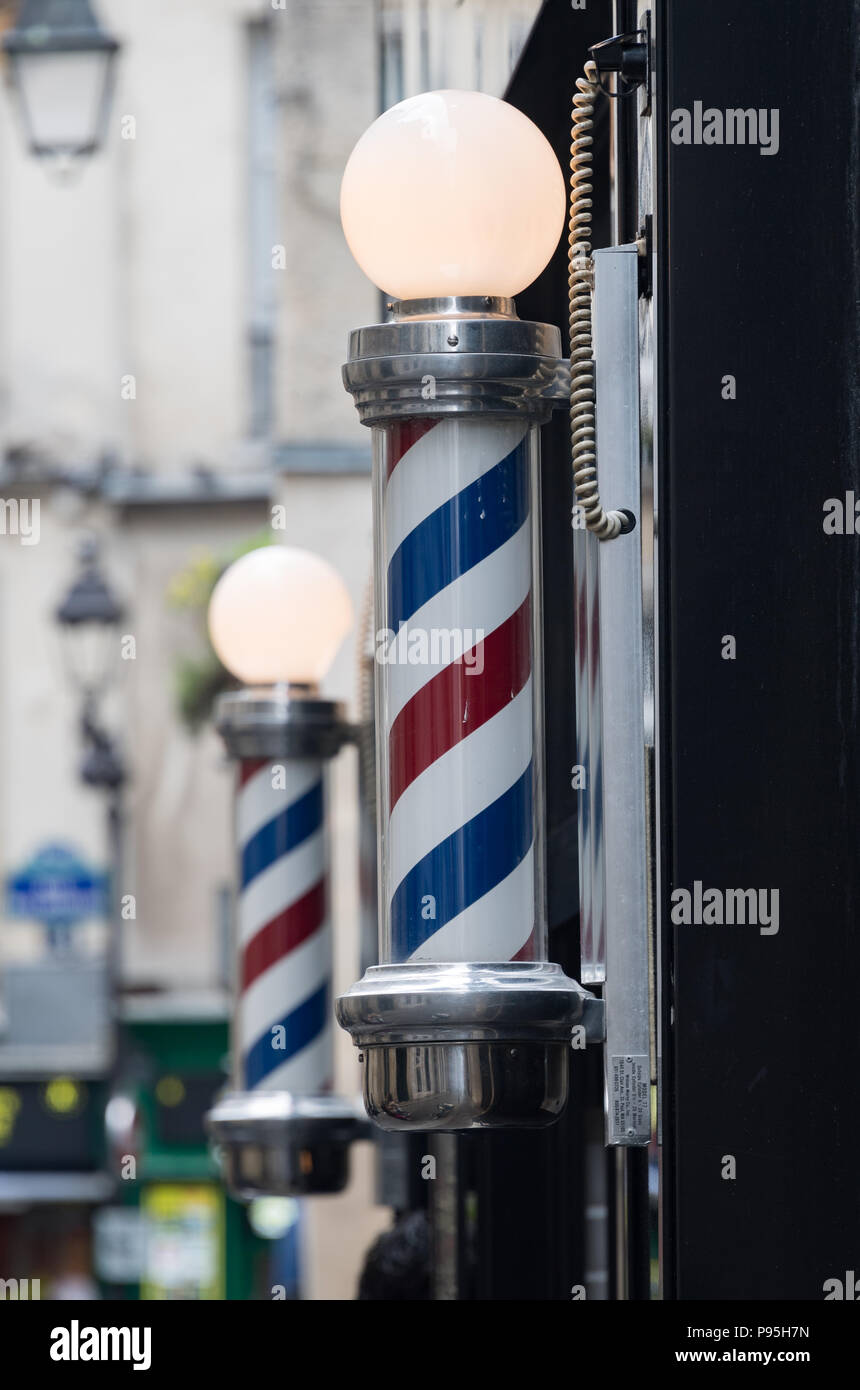 Barbiere tradizionale i poli nel quartiere Marais di Parigi, Francia Foto Stock