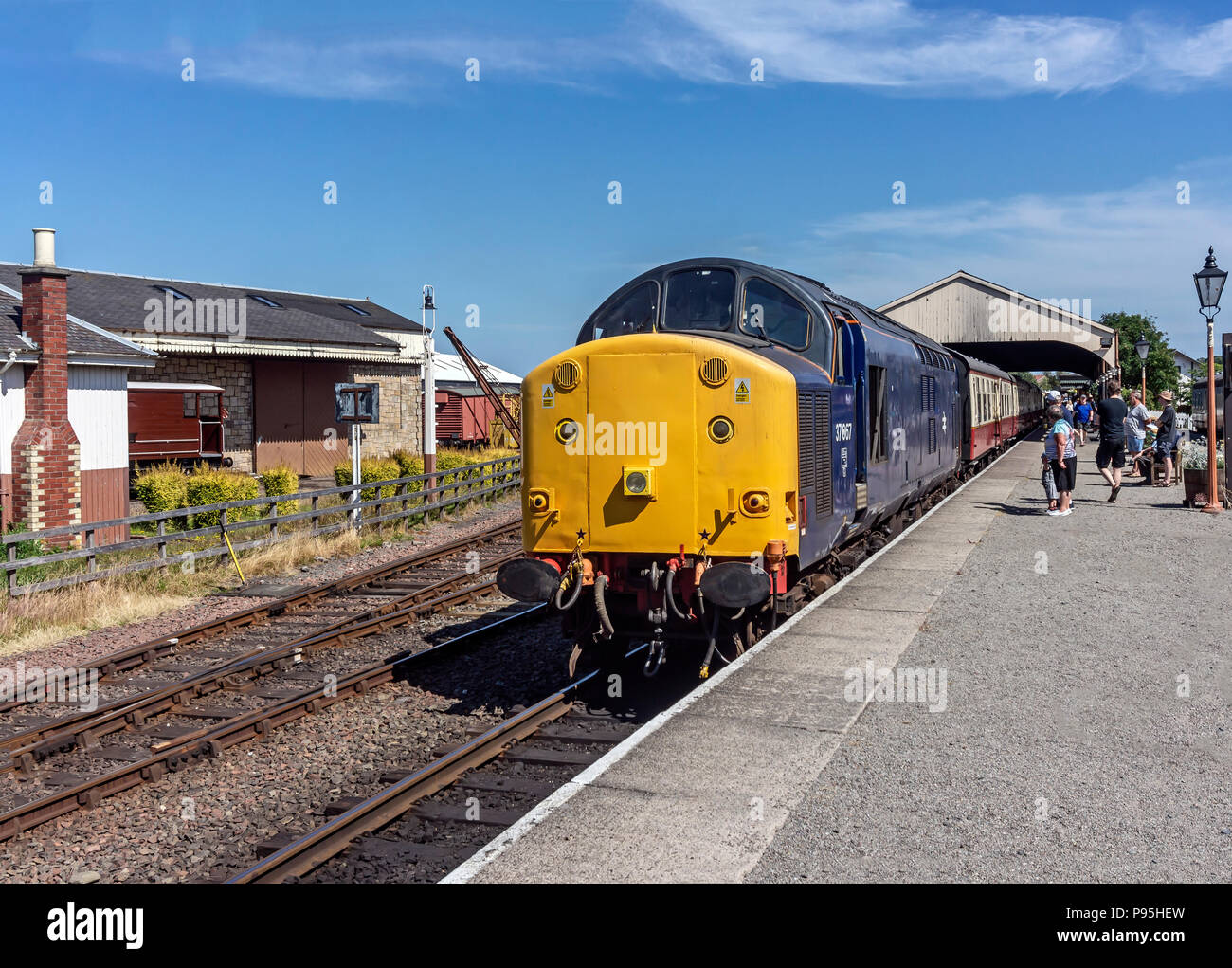 La British Rail 37 classe motore diesel voce un treno a Boness & Kinneil stazione ferroviaria di Boness Falkirk, Scotland, Regno Unito Foto Stock