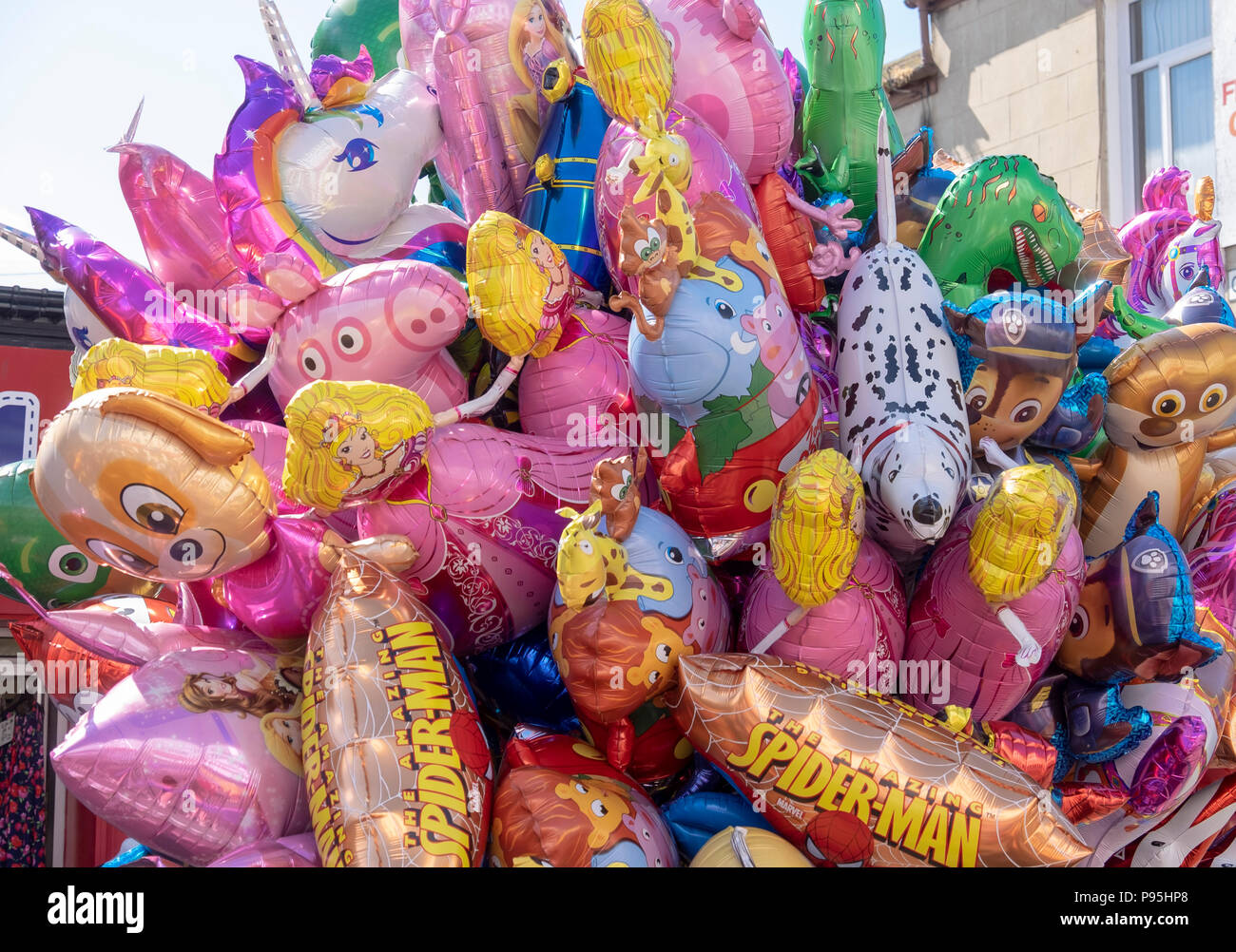 Novità palloncini a fiera Foto Stock