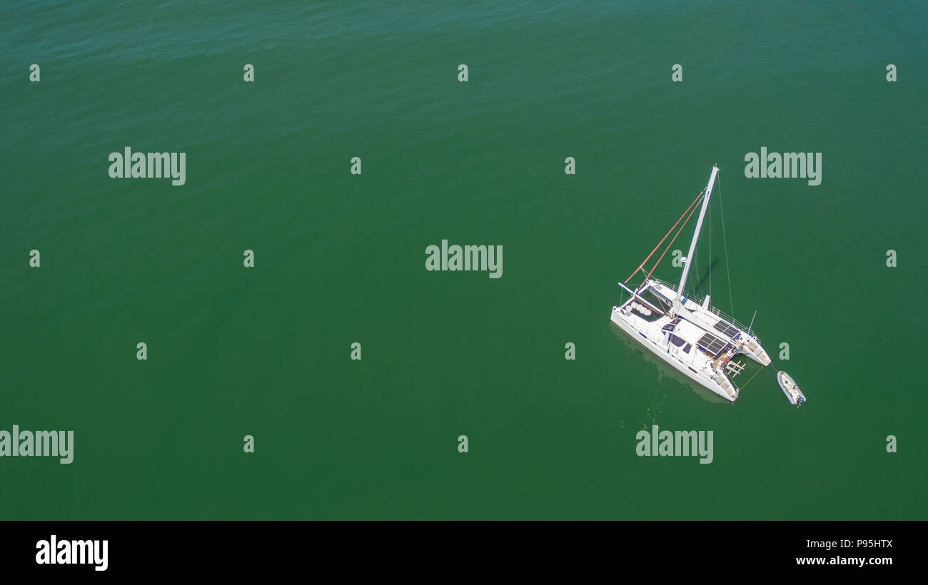 Solitaria in barca a vela come visto dal di sopra da un drone in Sag Harbor, NY Foto Stock