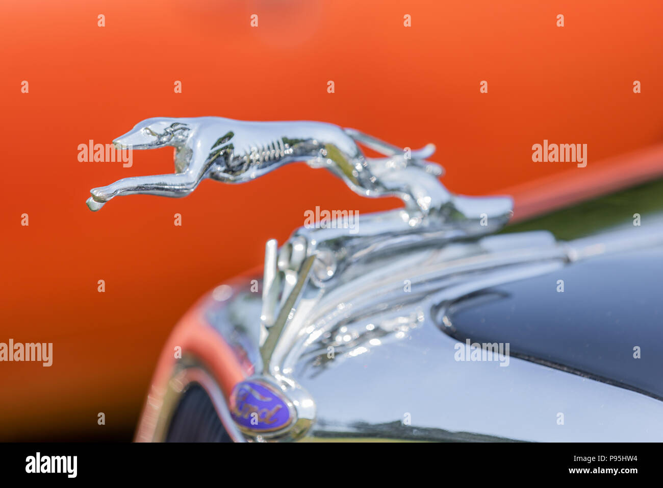 Uno dei primi anni trenta Ford Greyhound ornamento del cofano con il V8 bleow emblema e il logo della Ford Foto Stock