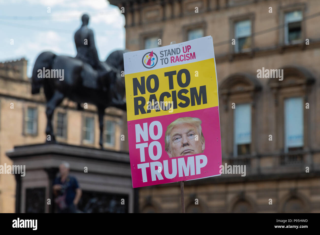 Un anti Trump striscione alla George Square a Glasgow durante la Donald trionfi visita in Scozia nel luglio 2018 Foto Stock
