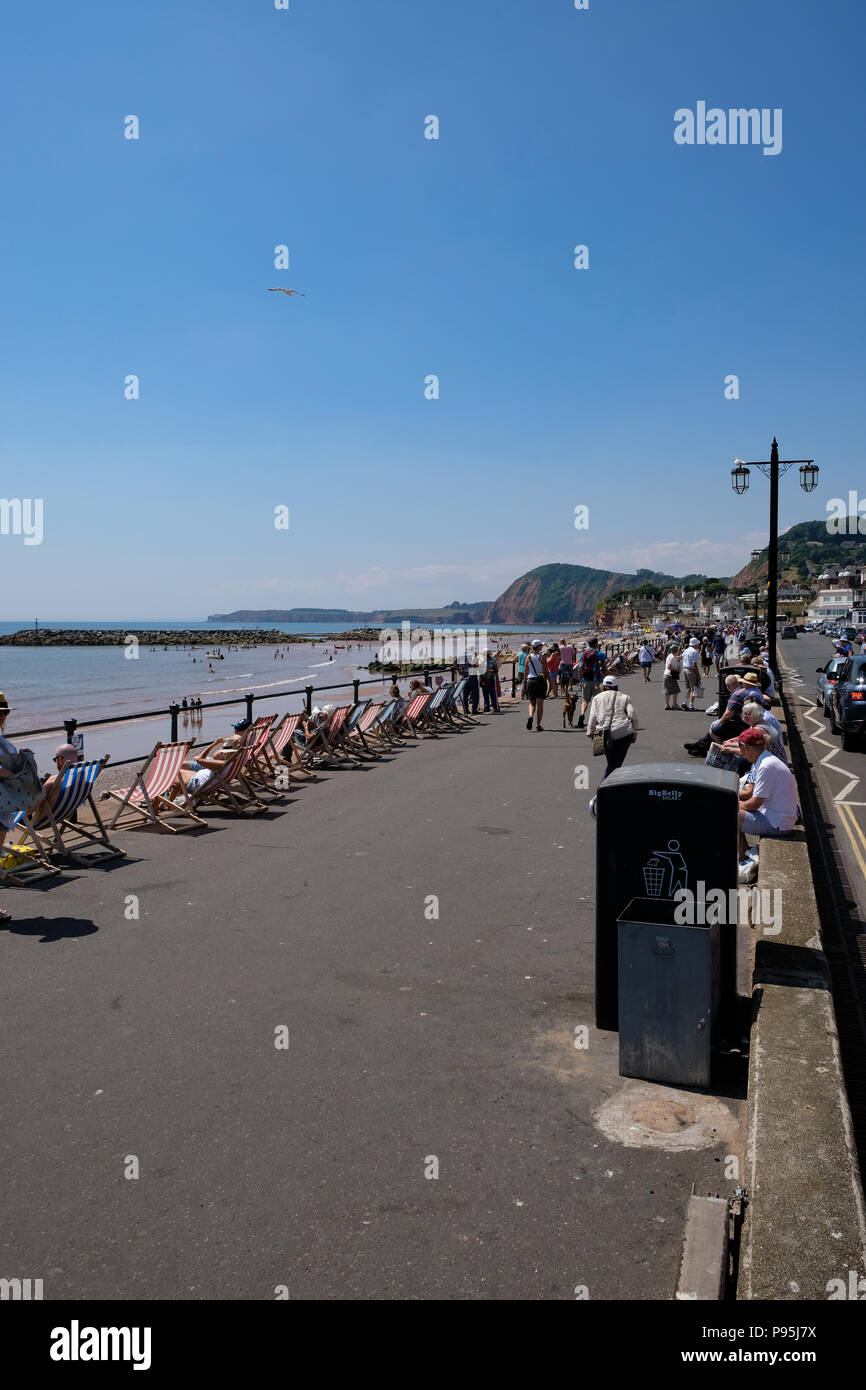 Vacanzieri godere di un caldo pomeriggio estivo all'Esplanade a Sidmouth, East Devon, Regno Unito Foto Stock